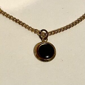 Pre-Owned Women’s Small Simple Black Pendant Necklace